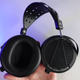 Los auriculares magnéticos planares suelen tener un tamaño considerable, y en el caso de los LCD-2 esto le permite ofrecer un espacio abundante para las orejas.